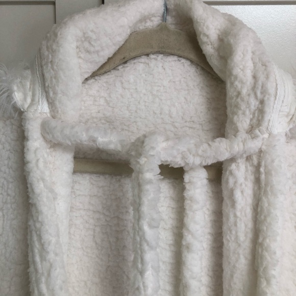 La Vie En Rose Polar Bear Shawl or Wrap NWT - Picture 16 of 16